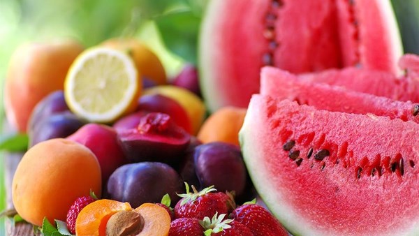 فواكه الصيف بين الفوائد الصحية ومخاطر الإفراط في السكريات.. الرابطة الأوروبية توضح