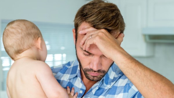 اكتئاب ما بعد الولادة لا يصيب الأمهات وحدهن .. دراسة تكشف أعراضًا مختلفة في الآباء الجدد