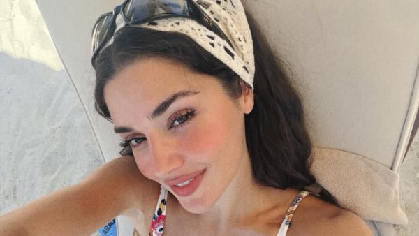 بألوان زاهية .. هاندا أرتشيل تخطف الأنظار بإطلالة صيفية ناعمة على الشاطئ