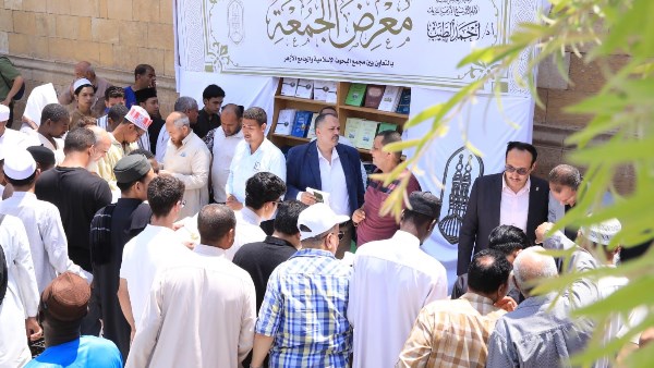 إقبال كبير على معرض الجمعة لمجمع البحوث الإسلامية بالجامع الأزهر.. صور