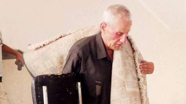 رفضت تكريم رئيس الجامعة.. أستاذ بالأزهر: أنا إنسان بسيط وحمل الأثاث كان واجبًا لا بطولة | خاص