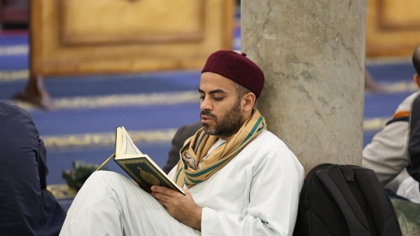 ثواب تدبر القرآن.. فضل التأمل في الآيات وأثره في زيادة الإيمان والعمل الصالح