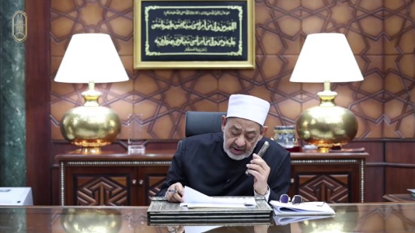 الإمام الأكبر يهنئ الأولى على الأدبي بالثانوية الأزهرية.. والأخيرة: ممكن تعرف أختي التوأم جابت كام؟