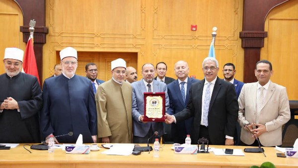 مجلس جامعة الأزهر يكرم نائب الوجه القبلي لبلوغه السن القانونية