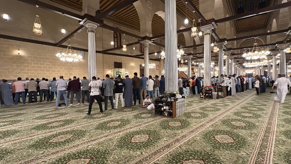 وزير الأوقاف يفتتح أعمال تجديد فرش مسجد الحسين .. فيديو وصور