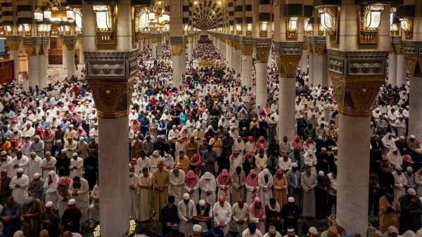 خطيب المسجد النبوي: شدة الحر تذكرنا بجهنم وعليكم بإعانة الفقراء