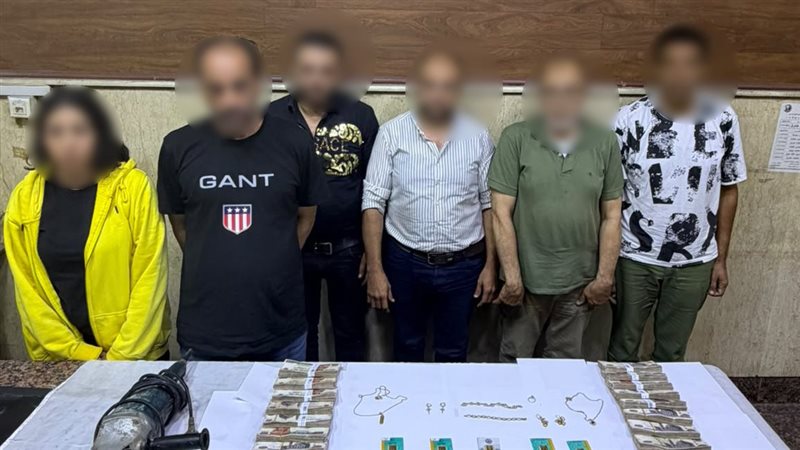 مشغولات ذهبية ودولارات، سيدة تتفق مع زوجها على سرقة شقة شقيقتها بعين شمس