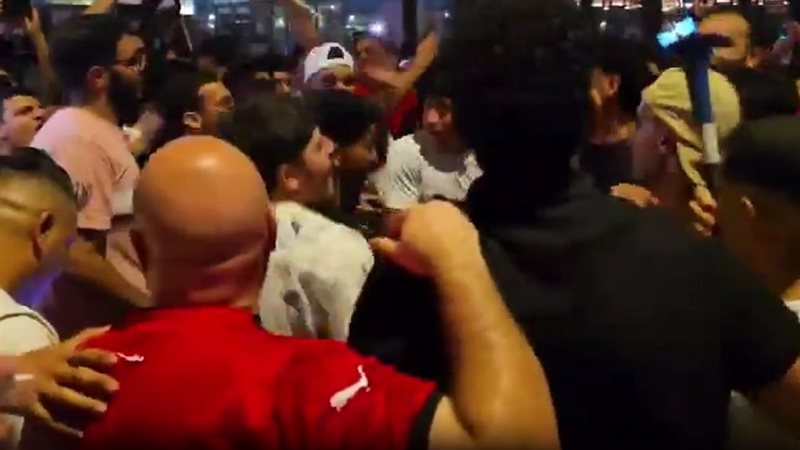 “ميسي فينه.. هنطلع عينه”، هتافات جماهير مصر تشعل احتفالات التأهل إلى دور الـ16