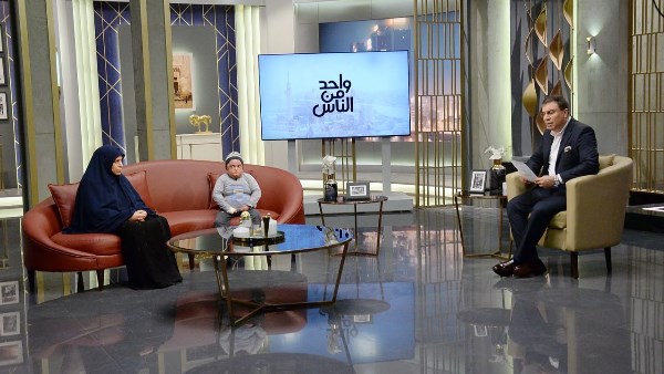 مشروع ودخل شهري ثابت.. عمرو الليثي يتبنى حالة مريض الفقاع الجلدي