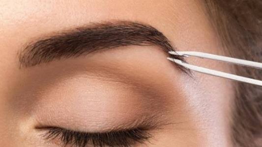 حكم تخفيف الحواجب.. هل يجوز إزالة الشعر الزائد دون الوقوع في النمص؟