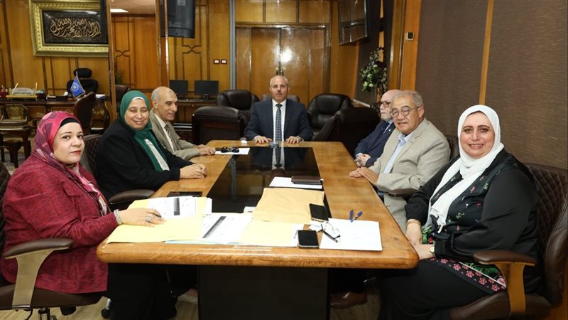 مجلس جامعة القناة يُكرّم العميد السابق لكلية علوم الرياضة تقديرًا لإسهاماته العلمية