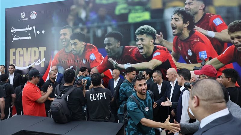 استقبال تاريخي لبعثة المنتخب بمطار العلمين.. قوس المياه يرحب بطائرة الفراعنة.. هتافات وأعلام وفرحة جماهيرية.. السيسي يكرم الأبطال غدًا.. محمد صلاح: هذه ضربة البداية.. وحسام حسن: نسير على الطريق الصحيح