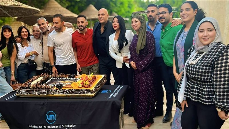أبطال مسلسل “محمود الطيار” يحتفلون بانطلاق تصويره
