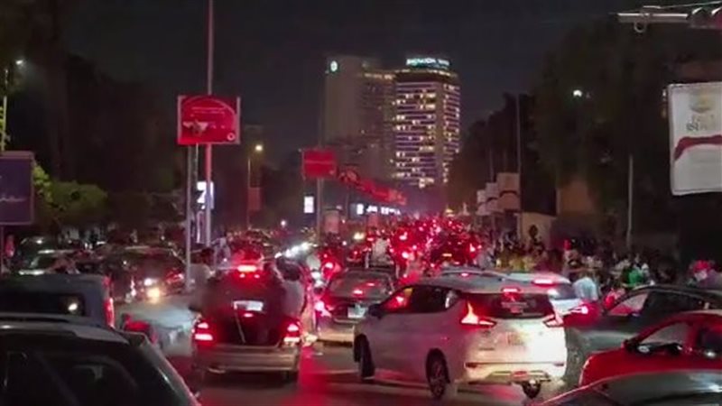 احتفالات المصريين بتأهل مصر لدور الـ 16على كوبري قصر النيل (فيديو)