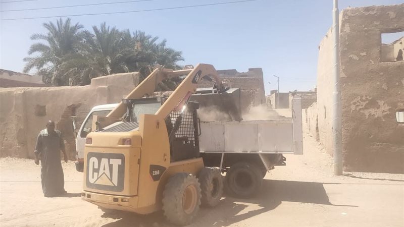 حملة مكبرة لإزالة تعديات وإشغالات تعوق الحركة بشوارع مدينة باريس بالوادي الجديد