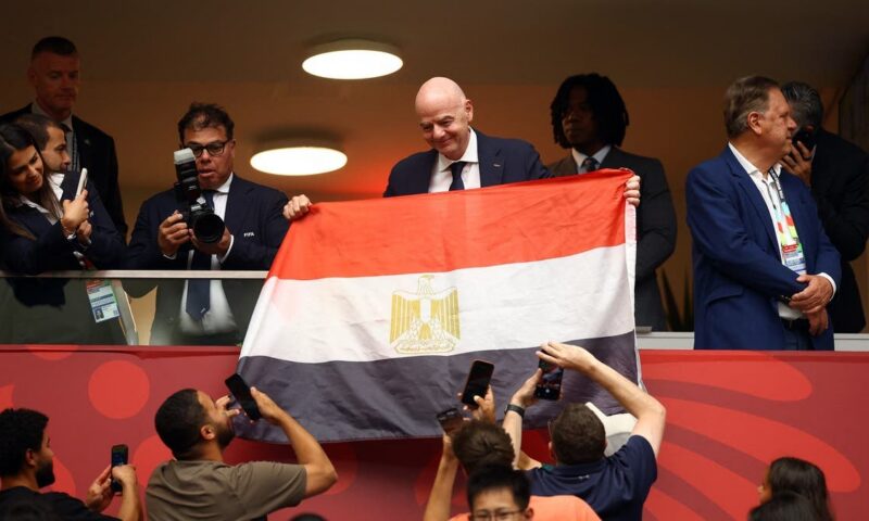 بالصور.. إنفانتينو يرفع علم مصر بعد خروج “الفراعنة” من كأس العالم