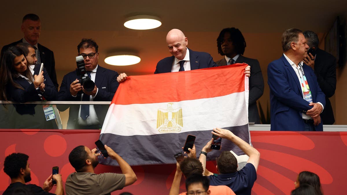بالصور.. إنفانتينو يرفع علم مصر بعد خروج “الفراعنة” من كأس العالم