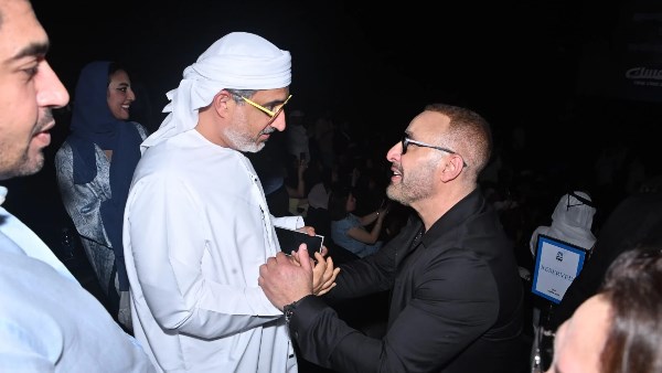 أحمد السقا وياسمين عبد العزيز يحتفلان بـ “خلى بالك من نفسك” أثناء عرضه فى دبي