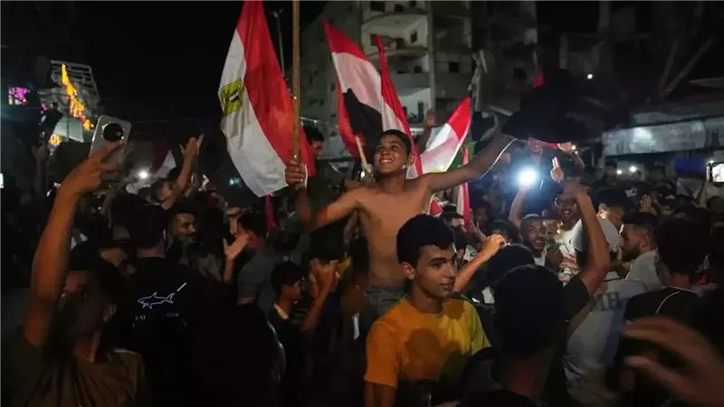 شمال يمين بنحب المصريين، آلاف الغزيين يحتفلون بتأهل مصر لدور الـ 16 بكأس العالم (فيديو)