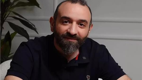 عمرو سلامة يعلن وفاة والد زوجته ويكشف موعد ومكان صلاة الجنازة