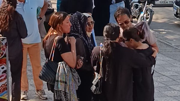 انهيار شقيقة الفنان أحمد جلال عبد القوي أثناء تشييع جثمانه