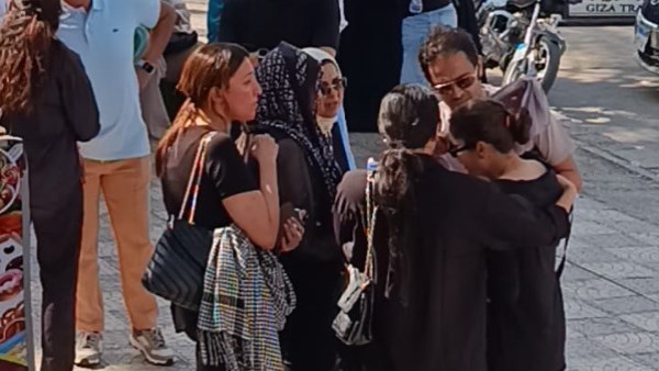 انهيار مدحت تيخا أمام جثمان صديقه أحمد جلال عبدالقوي بمسجد الحصري