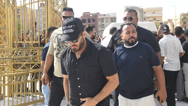 أسرة تامر حسني تكتفي بتلقي العزاء على المقابر في والده