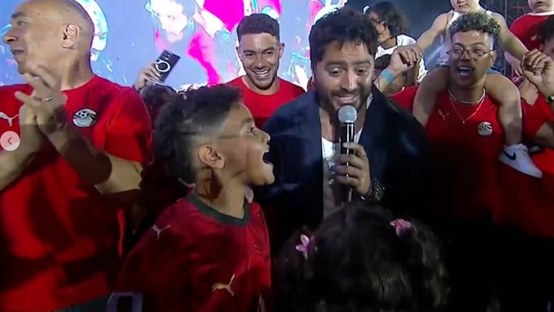 تامر حسني يشعل أجواء الاحتفال بأبطال المنتخب في إستاد القاهرة