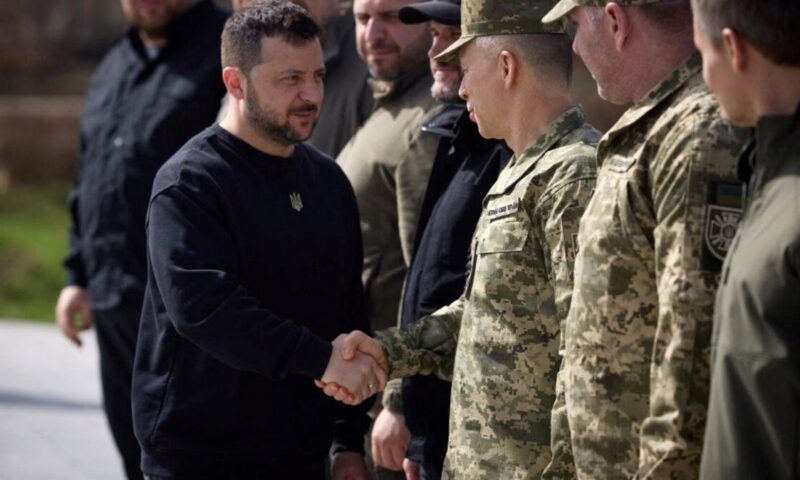 زيلينسكي يعين قائداً جديداً للجيش بعد إقالة سيرسكي