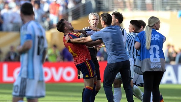 قرار عاجل من فيفا بشأن أحداث مباراة إسبانيا والأرجنتين .. ماذا حدث؟