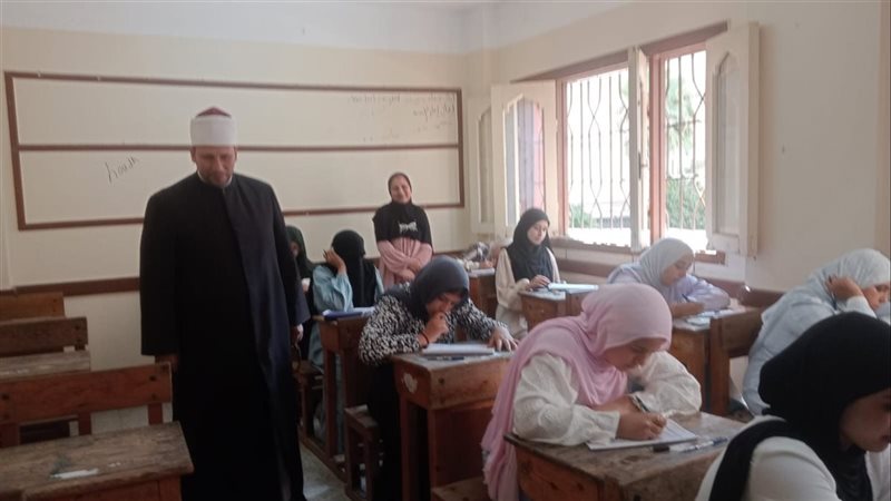 رئيس منطقة الإسكندرية الأزهرية يتابع امتحانات مادة الأدب والنصوص بلجنة فتيات السيوف