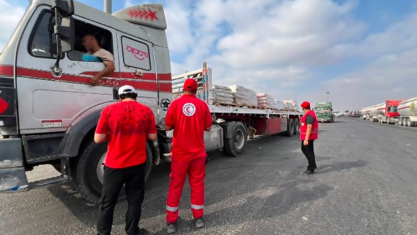 الهلال الأحمر  يواصل دعم الأشقاء الفلسطينيين عبر قافلة «زاد العزة» 241
