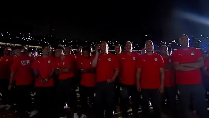 رد فعل لاعبي المنتخب والجهاز الفني لحظة عرض أجمل لقطات كأس العالم باحتفالية ‘ستاد القاهرة (فيديو)