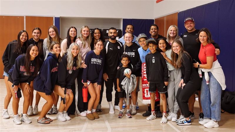 قميص منتخب مصر وصور جماعية إهداء لجامعة جونزاجا في “سبوكين” (صور)