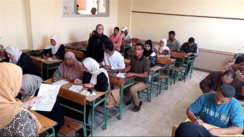 جامعة دمنهور تطلق قافلة لمحو الأمية بكفر الدوار (صور)