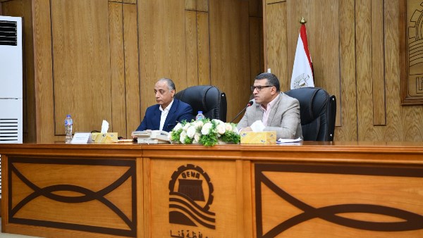 محافظ قنا يبحث خطة التنمية المستدامة لدعم الحرف التراثية والتكتلات الاقتصادية