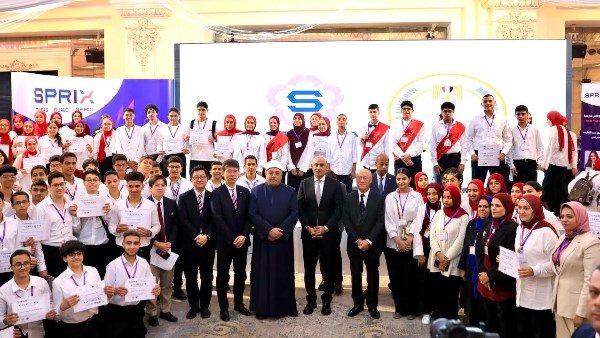 وزير التعليم والسفير الياباني يكرمان 35 طالبًا متفوقا في اختبار توفاس