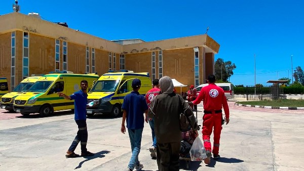 الهلال الأحمر يستقبل الدفعة الـ67 من الجرحى والمرضى الفلسطينيين