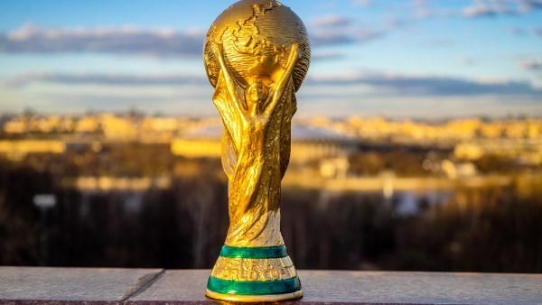 مفاجأة مدويّة | الكشف عن اعتزام إنفانتينو بيع كأس العالم أسهمًا للمستثمرين