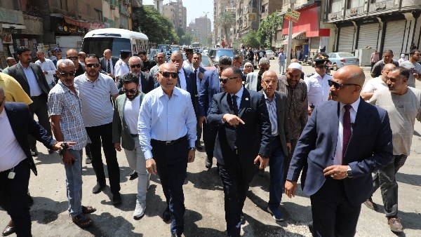 خلال جولة مفاجئة.. محافظ القاهرة يشدد على إزالة إشغالات المقاهي بشارع أحمد زكى