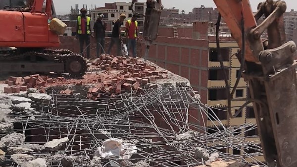 لن نتهاون.. محافظ القاهرة: إزالة عقار مخالف من 12 طابقًا بالمرج