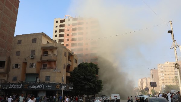 محافظ القاهرة يشرف على إزالة عقار مخالف بالمرج ويحذر: لا تهاون مع مخالفات البناء