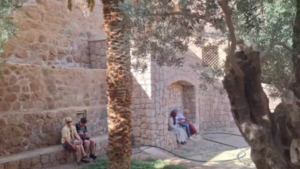 نشاط سياحي.. زوار من 11 جنسية يستمتعون بالمزارات الدينية والطبيعية في سانت كاترين