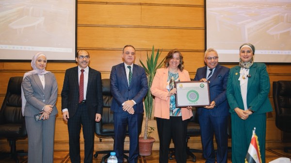 مي عبد الحميد تتسلم شهادة تقييم الإسكان الأخضر المنفذ ضمن المبادرة الرئاسية “سكن لكل المصريين” بحدائق العاصمة