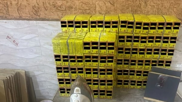 ضبط 2 طن شاي مجهول المصدر يُعبأ داخل عبوات علامات شهيرة بالجيزة