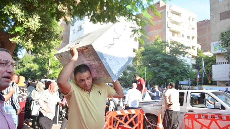 برفقة قوات الأمن، وصول صناديق أسئلة الفيزياء والتاريخ للجان الثانوية العامة بأسيوط