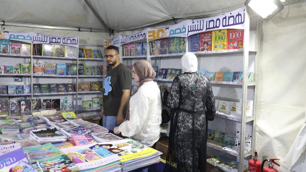 إقبال جماهيري على معرض بورسعيد للكتاب .. وزوار يتسابقون لاقتناء الكتب وحضور الفعاليات