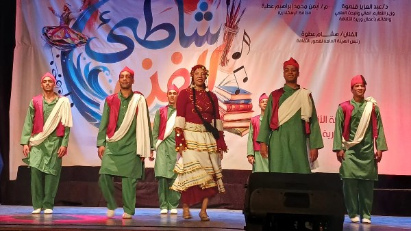 بعروض فلكلورية وأغاني طربية.. “شاطئ الفن” يواصل فعالياته بالإسكندرية