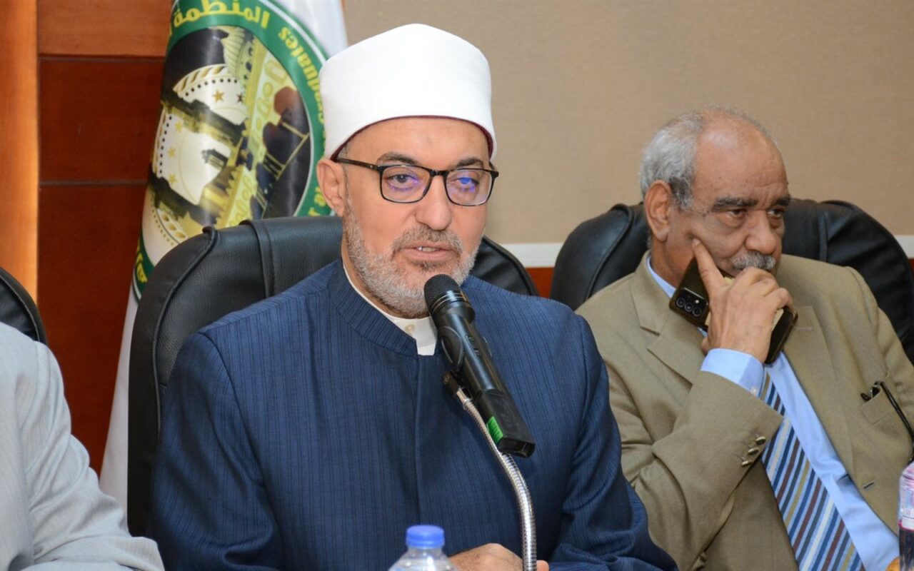 المفتي: محاكاة الأشخاص الأحياء بالذكاء الاصطناعي دون إذن محرم شرعًا.. والتزييف كذب وبهتان لا يبرره المزاح