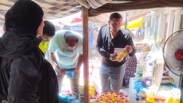 حملة مكبرة على سوق الخميس بقرية الشوبك الشرقي بالصف.. تحرير 19 محضرا وإعدام 93 كجم أغذية فاسدة